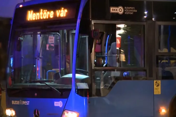 Zuglói buszos gázolás: a sofőrrel vitázó utas, a vezető holttere és a láthatósági mellényben lévő áldozat