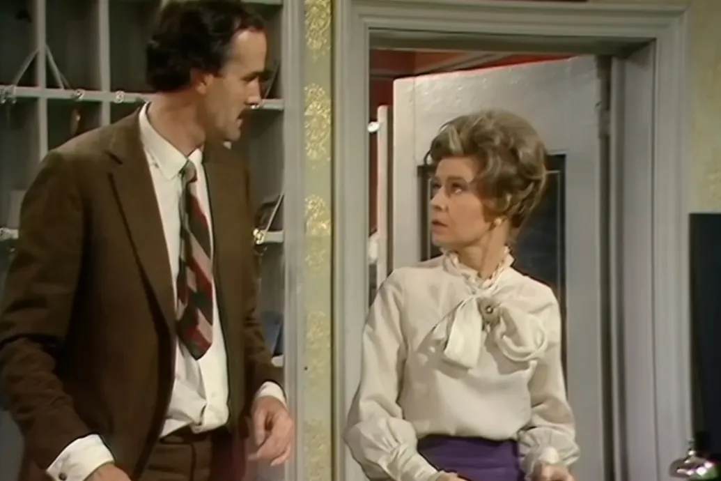 Meghalt a Waczak Szálló Sybilje, Prunella Scales