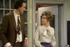 Meghalt a Waczak Szálló Sybilje, Prunella Scales