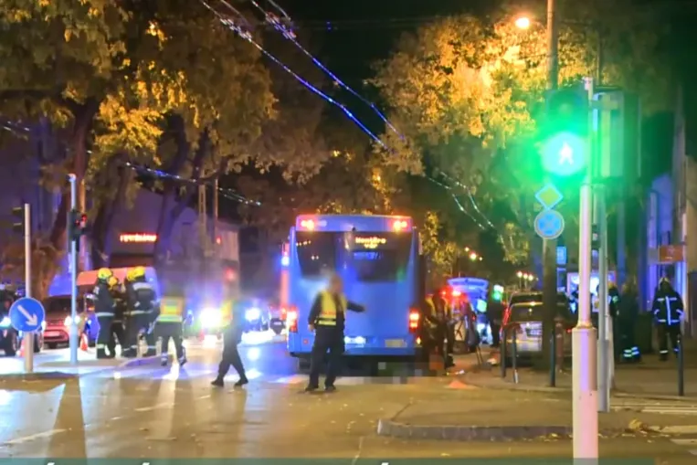 Zuglói buszos gázolás: a sofőrrel vitázó utas, a vezető holttere és a láthatósági mellényben lévő áldozat