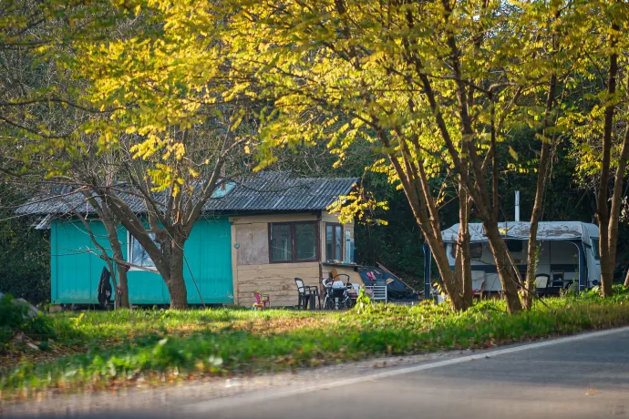 Lakóház a város északnyugati külvárosában lévő romák lakta Brezje városrészben 2025. október 28-án – Fotó: Jure Makovec / AFP