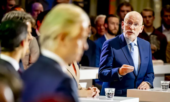 Frans Timmermans a holland pártok vezetőinek televíziós választási vitáján Rotterdamban 2025. október 27-én – Fotó: Robin Utrecht / ANP MAG / AFP