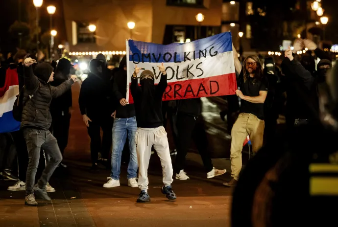 Menedékkérők befogadóközpontjának létesítése ellen tüntetnek a hollandiai Houtenben 2025. október 14-én – Jeroen Jumelet / ANP / EPA / MTI