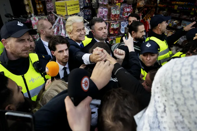 Geert Wilders köszönti a támogatóit a Volendamban tartott kampányrendezvényen 2025. október 25-én – Fotó: Olaf Kraak / ANP / EPA / MTI