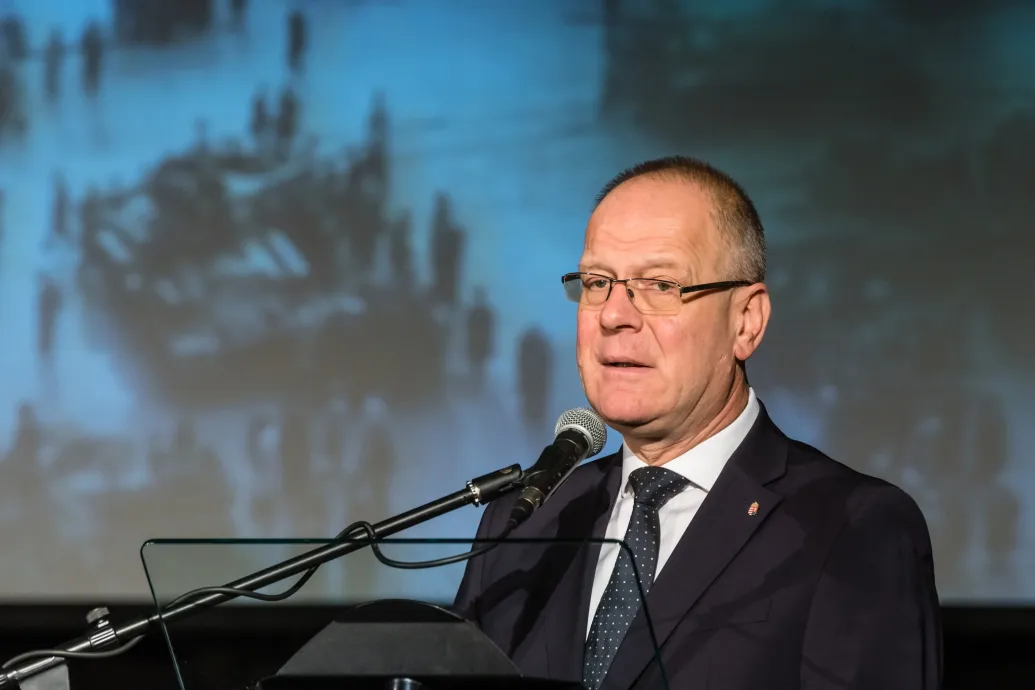 Navracsics: Túl sok energiát pazarolunk a személyes megsemmisítésekre