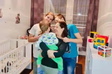 Végre örökbefogadó szülőkhöz kerülhetett a kisfiú, aki három éve élt egy kórházi rácsos ágyban