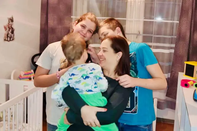 Végre örökbefogadó szülőkhöz kerülhetett a kisfiú, aki három éve élt egy kórházi rácsos ágyban