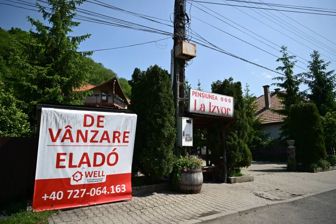 Panziót kínálnak eladásra Parajdon – Fotó: Alex Nicodim / Inquam Photos