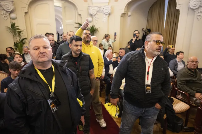 A közgyűlés szeptemberi döntése ellen tiltakozó taxisok a Fővárosi Közgyűlésben – Fotó: Koszticsák Szilárd / MTI