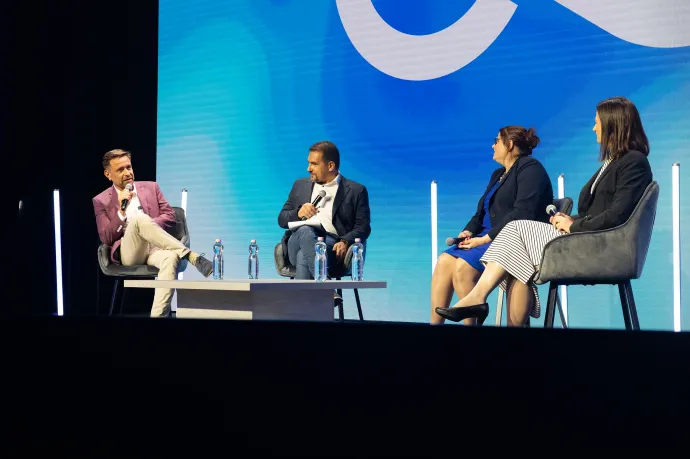 Gelencsér Géza agrármérnök, tájökológus, Bóna Szabolcs agrármérnök, Baloghné Gaál Zsófia környezetvédelmi szakértő és Sára-Kollár Eszter vízgazdálkodási szakmérnök a Tisza Párt nagykanizsai kongresszusának vízügyi kerekasztalán, 2025. július 12-én – Fotó: Hevesi-Szabó Lujza / Telex