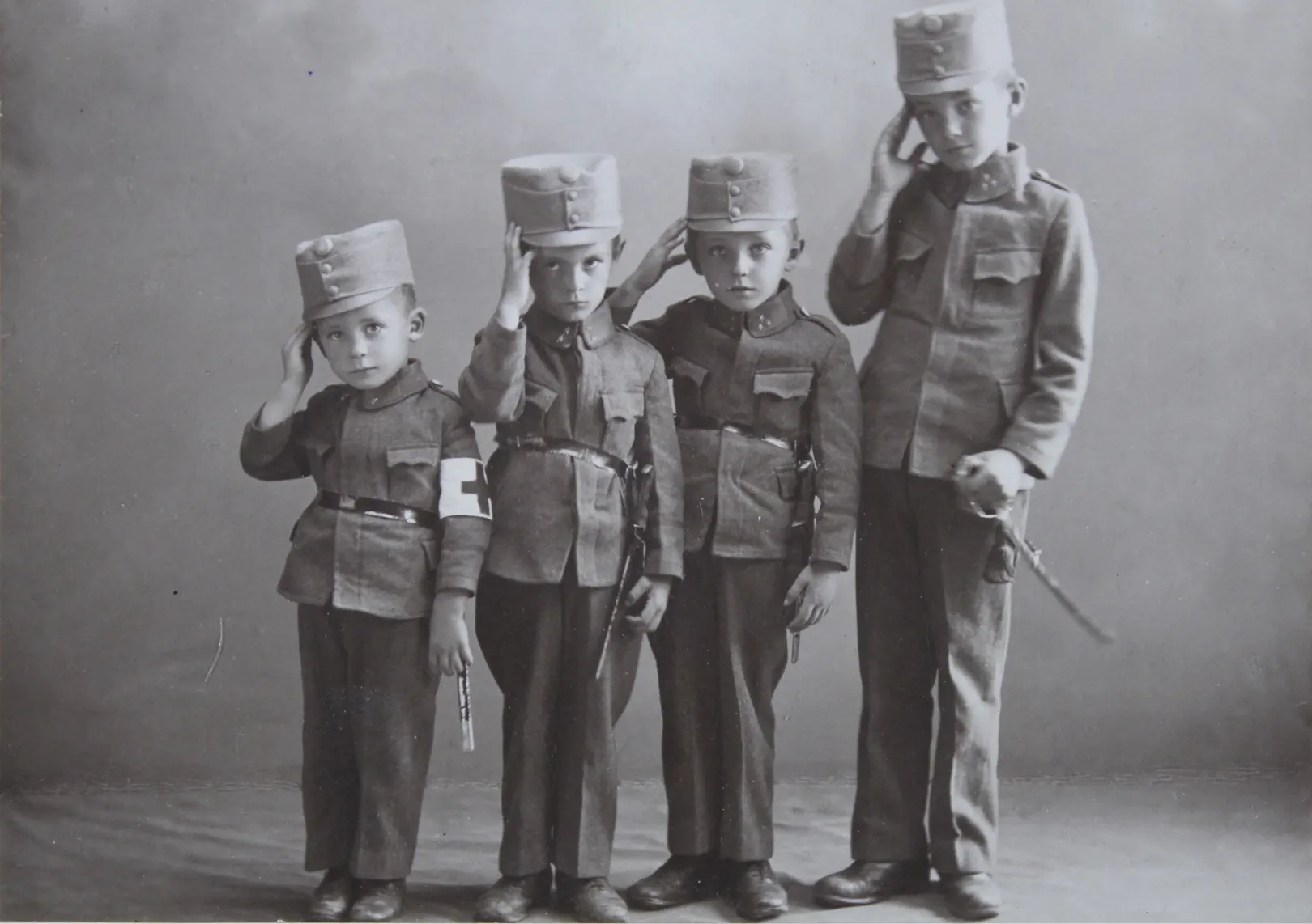 Bécsi gyerekek 1916-ban az osztrák–magyar hadsereg egyenruhájában – Fotó: Austrian Archives / Austrian Archives / Imagno / picturedesk.com