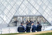 Július óta nem volt működési engedélye a Louvre biztonsági kameráinak, ráadásul az ellopott koronázási ékszereket sem biztosították