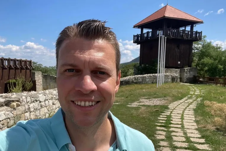 Aláírod, hogy újítsák fel az utat a faludban, aztán Menczer Tamás ír levelet