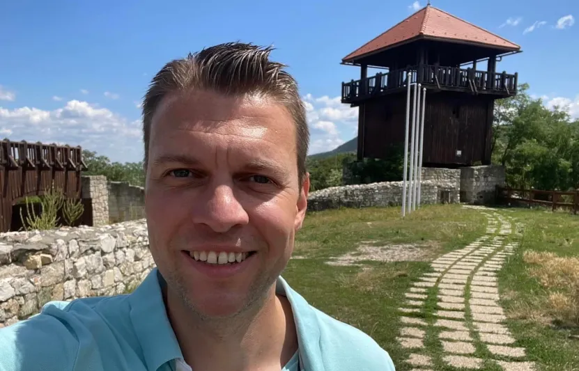 Aláírod, hogy újítsák fel az utat a faludban, aztán Menczer Tamás ír levelet