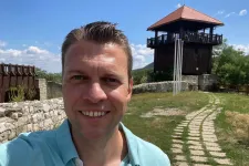 Aláírod, hogy újítsák fel az utat a faludban, aztán Menczer Tamás ír levelet