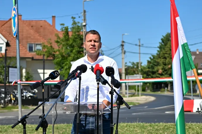 Aláírod, hogy újítsák fel az utat a faludban, aztán Menczer Tamás ír levelet