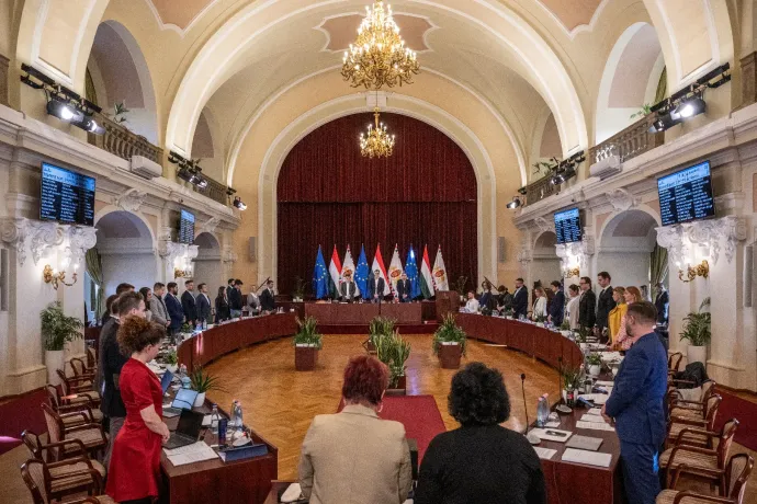 Navalnij és a régi telefonfülkék mellett a tűzijátékozás szigorítása és a fürdőfelújítás is téma volt a Fővárosi Közgyűlésben