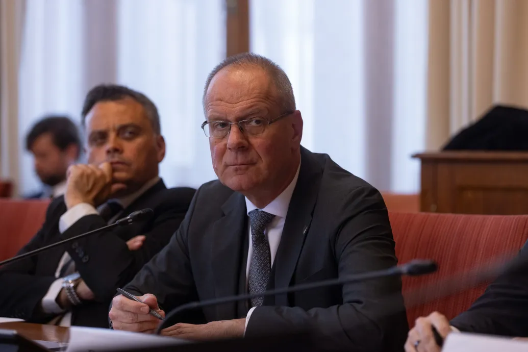 Navracsics Tibor: Januártól nő a kormányhivatali dolgozók bére