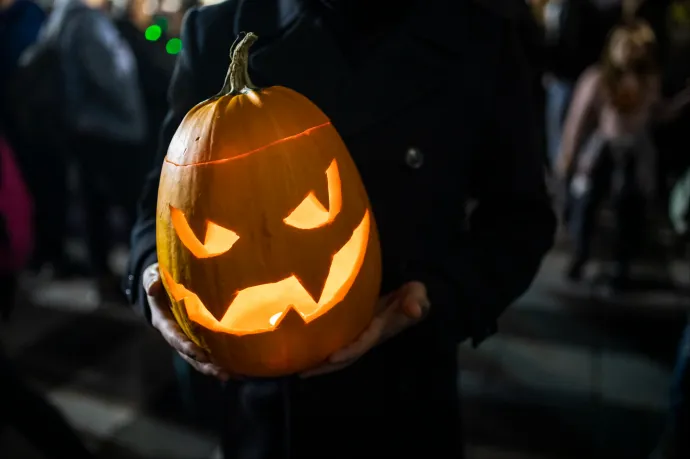 „A haláltökök idegenek Zebegény szellemiségétől”, ezért a polgármester betiltotta a halloweeni tökfaragást