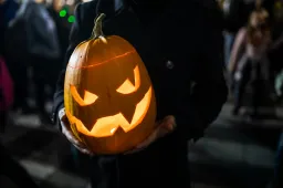 „A haláltökök idegenek Zebegény szellemiségétől”, ezért a polgármester betiltotta a halloweeni tökfaragást