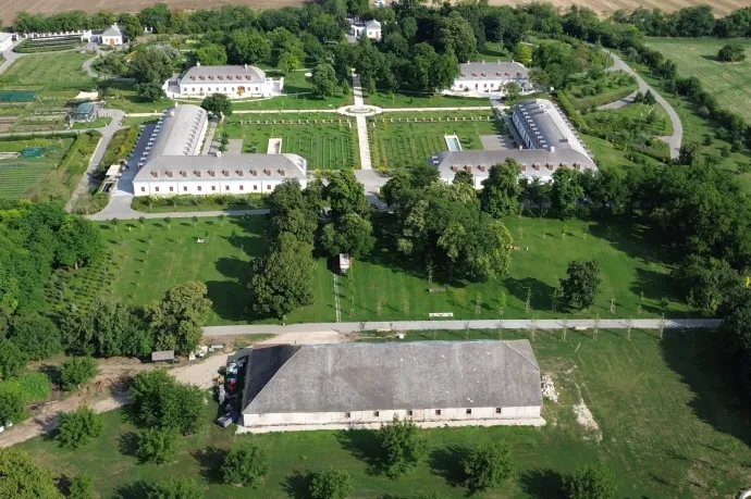 A hatvanpusztai istállók műemlékvédelemének megszüntetését kezdeményezi Hadházy Ákos