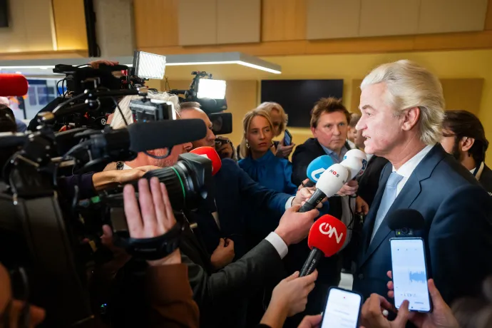 Geert Wilders nyilatkozik a sajtónak a holland parlamenti választások eredményeire 2025. október 29-én, Hágában – Fotó: ANP MAG / AFP
