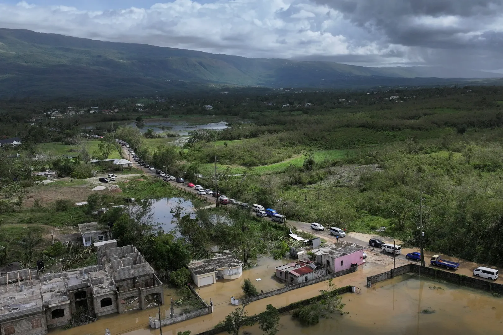 Kocsisor az elárasztott jamaicai St. Elizabethben, miután elvonult a vihar október 29-én – Fotó: Maria Alejandra Cardona / Reuters