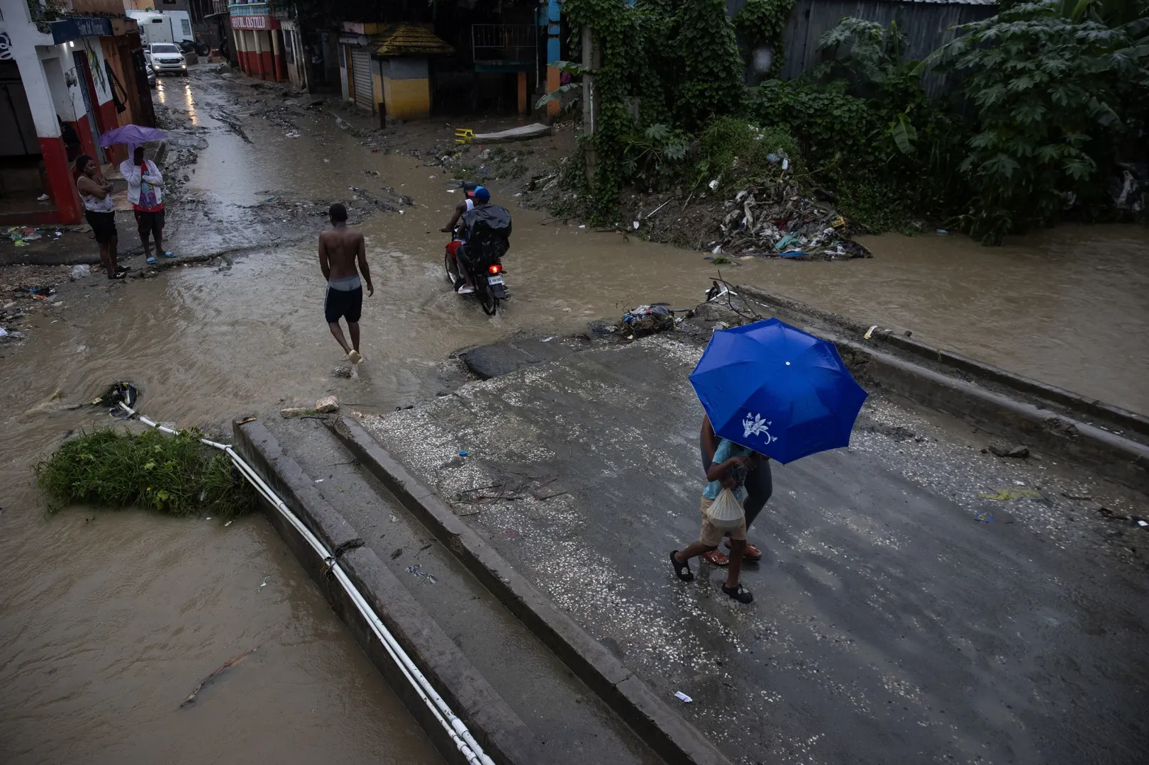 A trópusi vihar okozta árvízzel elöntött városrész a dominikai Santo Domingóban – Fotó: Orlando Barría / EFE / EPA / MTI