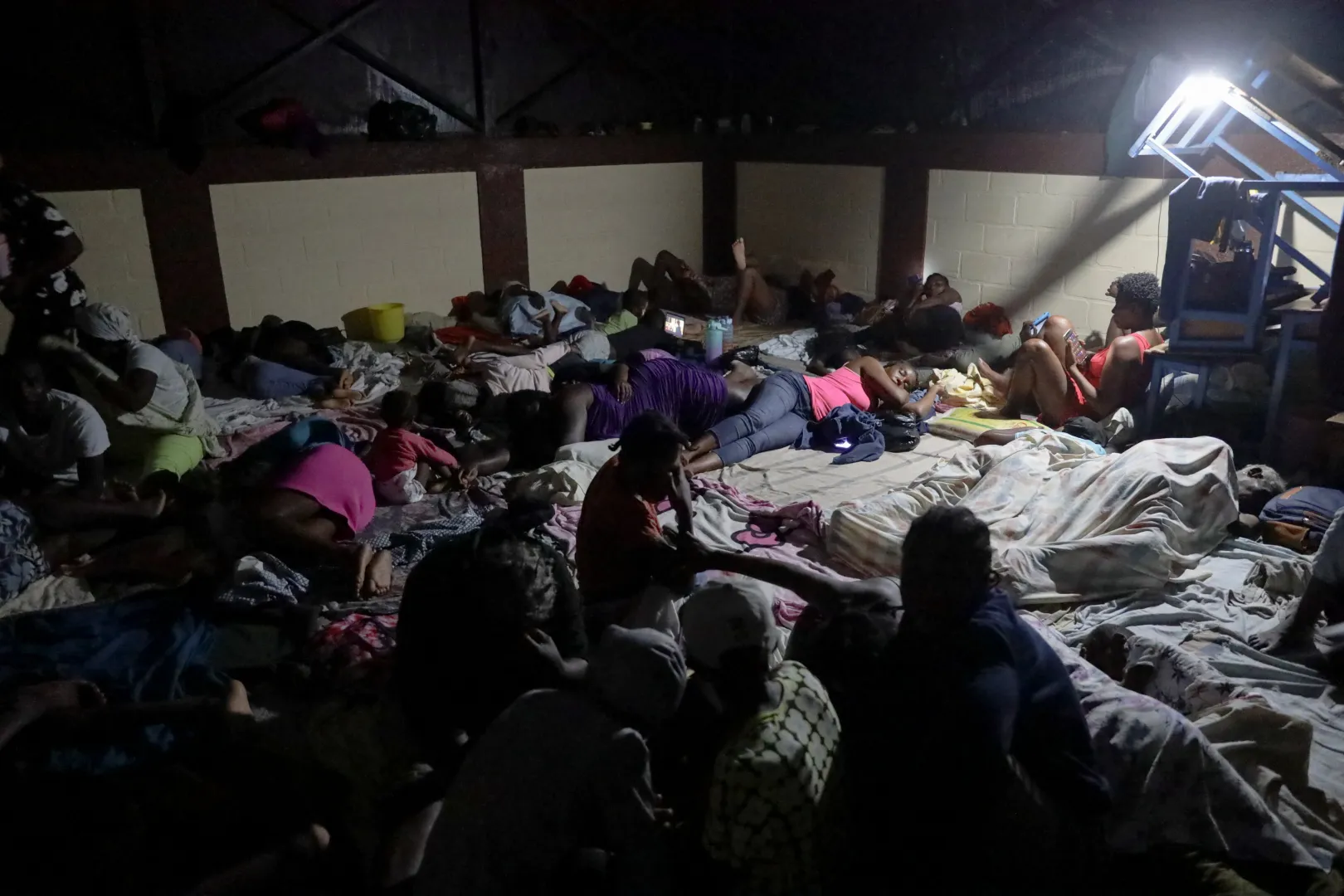A hurrikán miatt otthonukat elhagyni kényszerülő helyiek alszanak egy iskolai teremben a haiti Les Cayesben – Fotó: Patrice Noel / Reuters