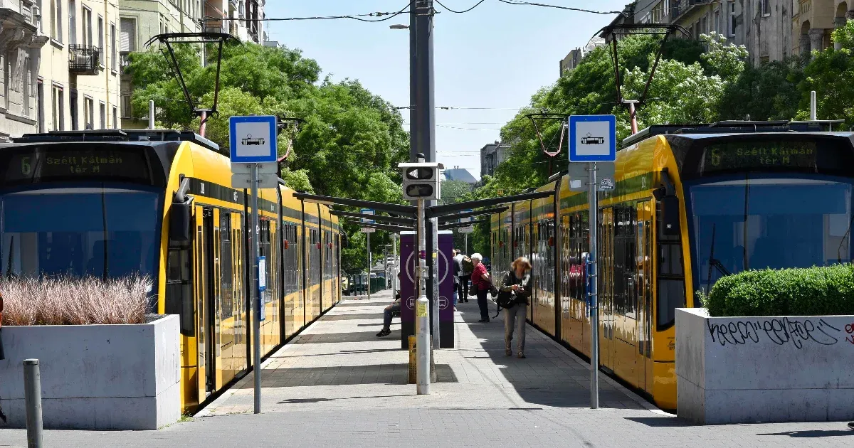 Elesett egy férfi a Móriczon, a kiérkező mentősök ellátás helyet állítólag csak felrakták a villamosra