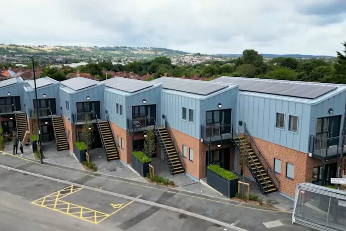 Újrahasznosítható, olcsó, 16 nap alatt elkészülő moduláris lakásokat tesztelnek Angliában