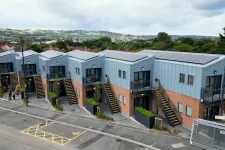 Újrahasznosítható, olcsó, 16 nap alatt elkészülő moduláris lakásokat tesztelnek Angliában