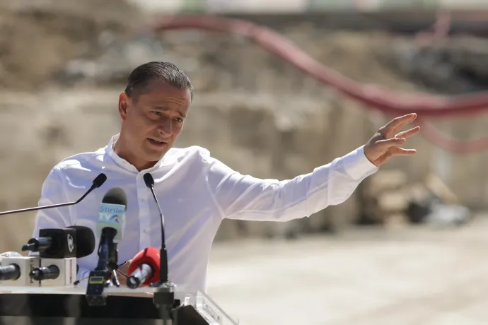 Daniel Băluță sajtótájékoztatót tart, a háttérben munkagépek – Fotó: George Calin / Inquam Photos