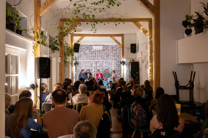 Teltház a Planetáriumban a beszélgetésen – Fotó: Tamás Zsófia / Transtelex