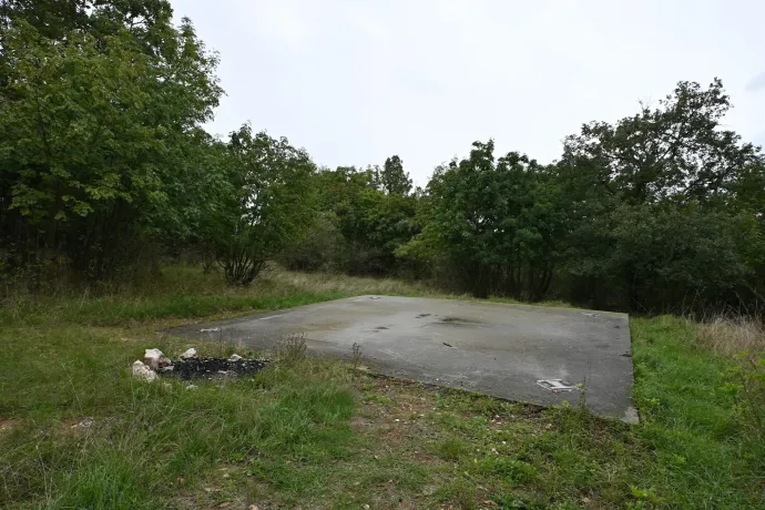 A Csengő-zsomboly, a Csengő-hegyi kilátó jelen formája és a Kőris-hegy (a távolban) – Fotó: Tenczer Gábor / Telex