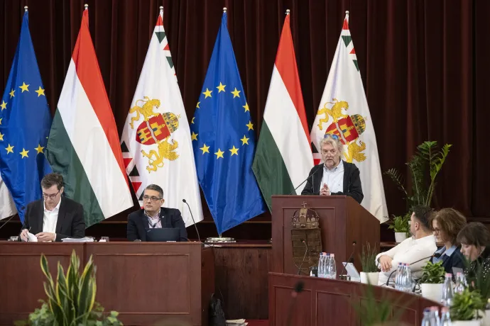 Gerendai Károly felszólal a Fővárosi Közgyűlés ülésén a Városháza dísztermében 2025. október 29-én. Mellette Karácsony Gergely főpolgármester és Számadó Tamás főjegyző – Fotó: Szigetváry Zsolt / MTI