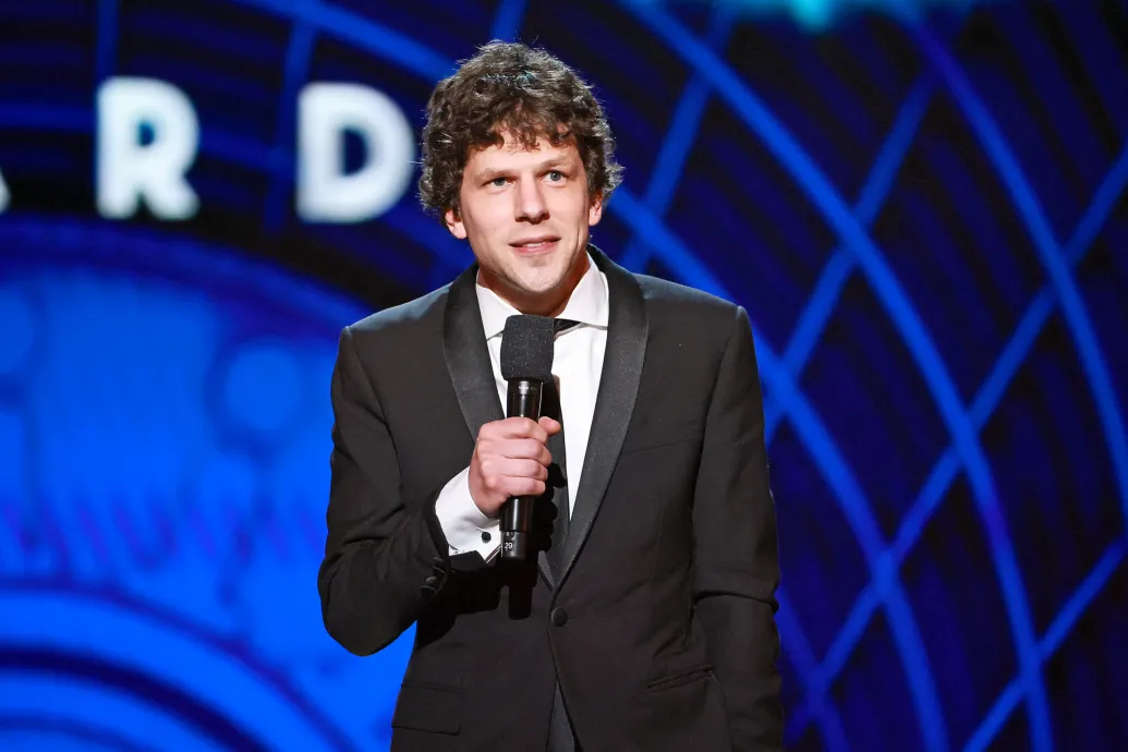 Jesse Eisenberg egy idegennek adja az egyik veséjét