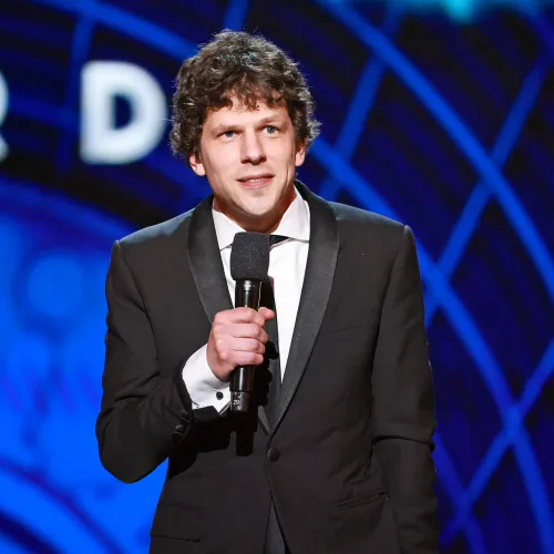 Jesse Eisenberg egy idegennek adja az egyik veséjét