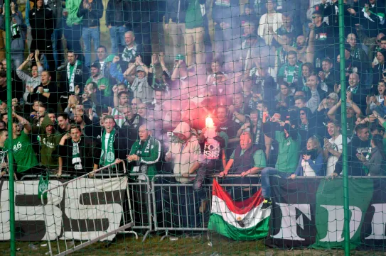 Tűzijátékokat gyújtottak a vonaton, ezért nem mehettek tovább a Fradi szurkolói az osztrák vasúttársaság szerint