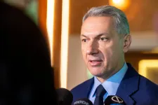 Lázár szerint a Strabag pénzt ad a Tiszának, a párt szerint Lázár akkor is hazudik, amikor kérdez