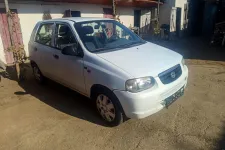 A Suzuki lyukas padlólemezén le lehetett látni az aszfaltra: egy normális országban ennek az autónak rég nem lenne rendszáma