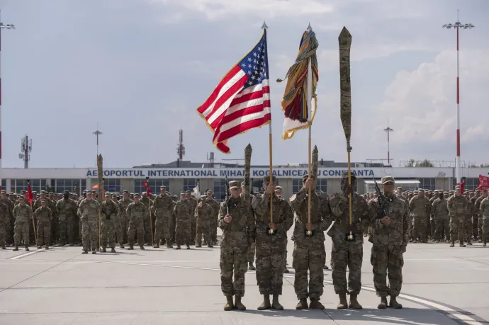 Trump szerint nem nagy ügy az amerikai csapatkivonás, de Romániában belpolitikai vihar lett belőle