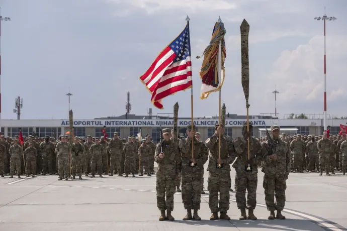 Trump szerint nem nagy ügy az amerikai csapatkivonás, de Romániában belpolitikai vihar lett belőle