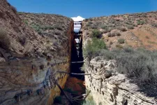 Mit keresnek óriási, több száz méter mély, nyílegyenes árkok Utah hegyei között?