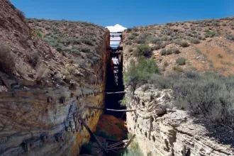 Mit keresnek óriási, több száz méter mély, nyílegyenes árkok Utah hegyei között?