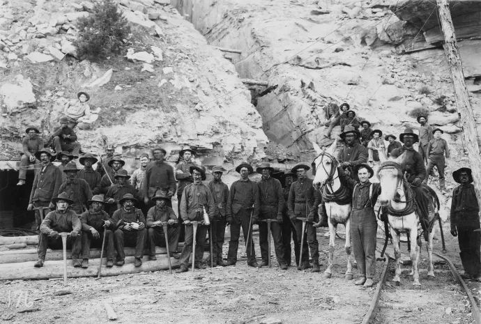 Bányászok a utah-i Black Dragon bányában 1908-ban – Fotó: J. Willard Marriott Library / Charles Neal Photograph Collection