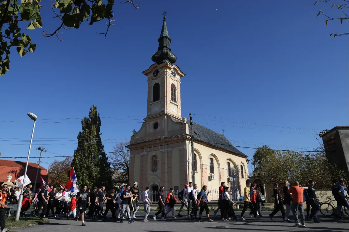 Tízezrek zarándokolnak Újvidékre Szerbia minden részéből az állomásomlás évfordulóján