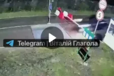 Egy beregszászi ügyvéd autóval áttörte a határsorompót, hogy Magyarországra meneküljön