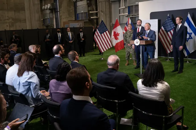 Steve Witkoff , az Egyesült Államok közel-keleti különmegbízottja, JD Vance alelnök, Brad Cooper tengernagy, az USA regionális parancsnokságának (CENTCOM) vezetője és Jared Kushner, Trump jelenleg formális pozíció nélküli veje közös sajtótájékoztatót tartanak az izraeli Kirját Gátban, 2025 október 21-én a tűzszüneti fejleményekről Fotó: Nathan Howard – Pool / Getty Images