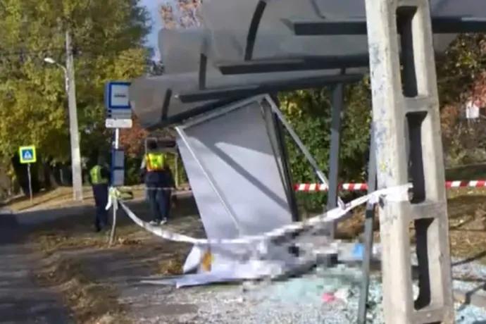 Buszmegállónak csapódott és három embert elsodort egy autó Budapesten